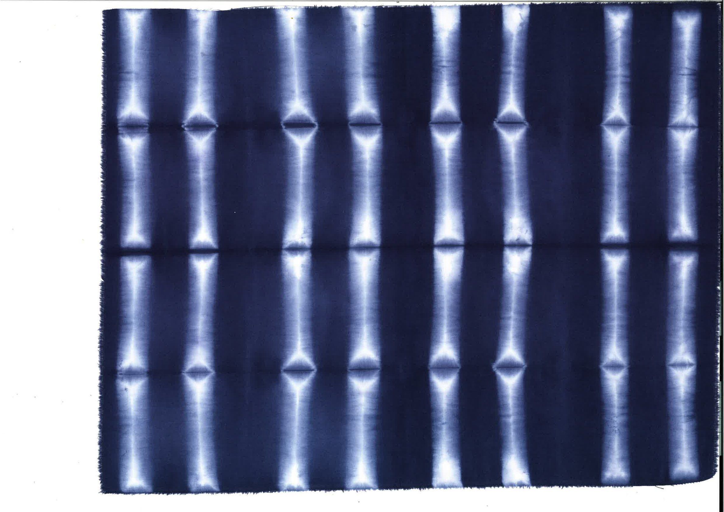 Exp5_itajime shibori_mit breiten Holzstäbchen.jpg